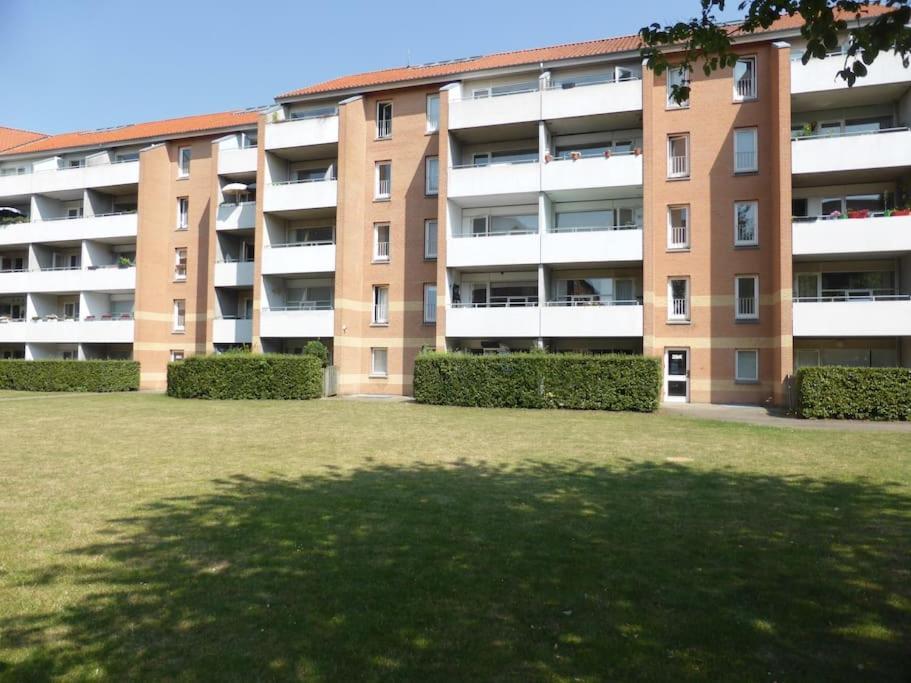 Classic Groundfloor With Patio Close To Metro Leilighet