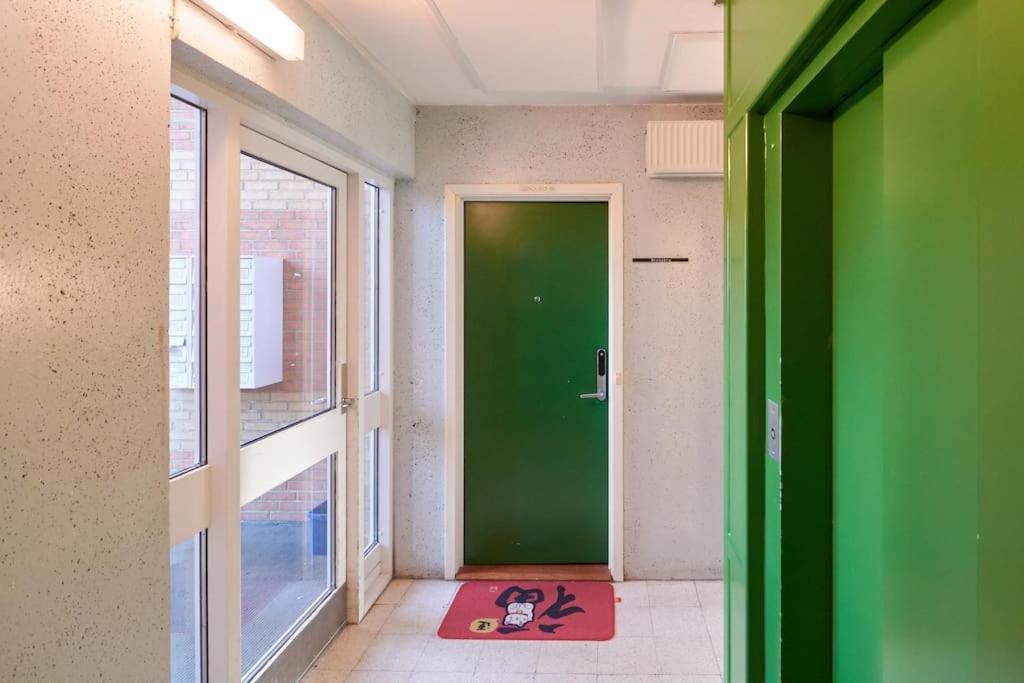 Classic Groundfloor With Patio Close To Metro Leilighet